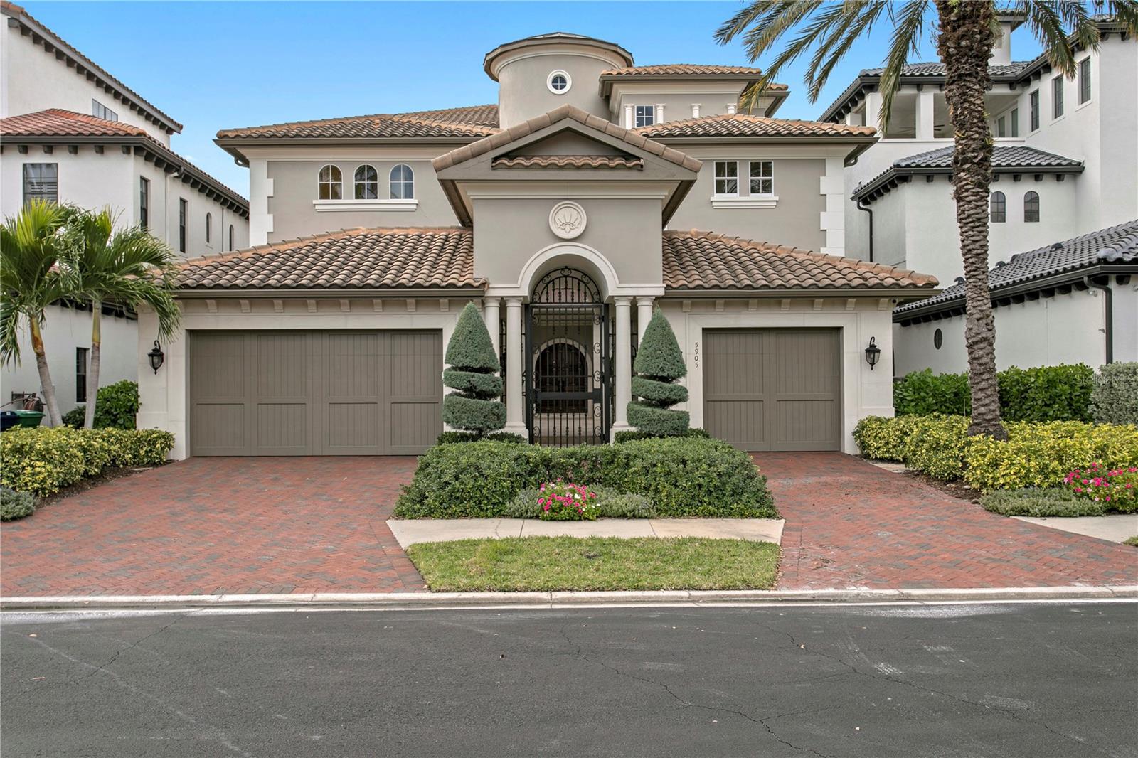 Listing photo id 1 for 5905 Beacon Shores Street