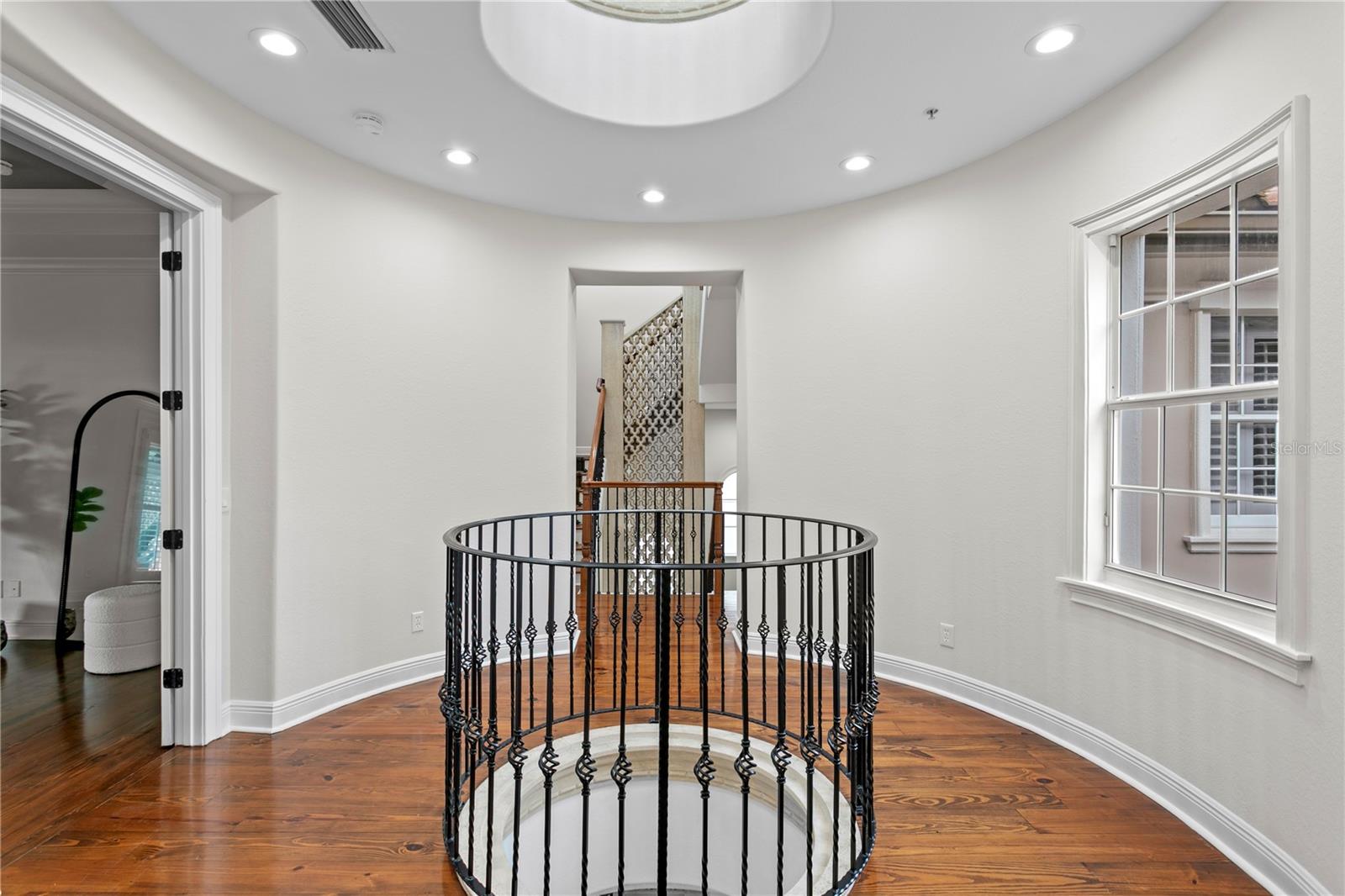 Listing photo id 38 for 5905 Beacon Shores Street