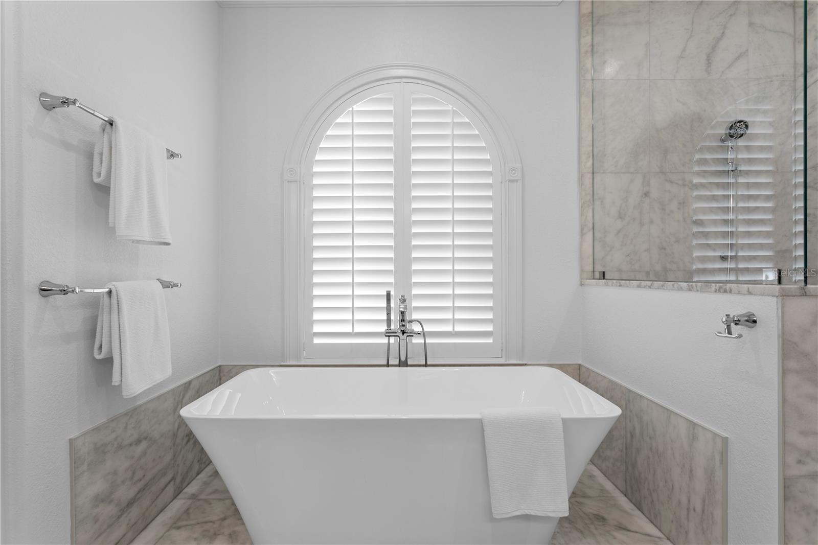 Listing photo id 52 for 5905 Beacon Shores Street