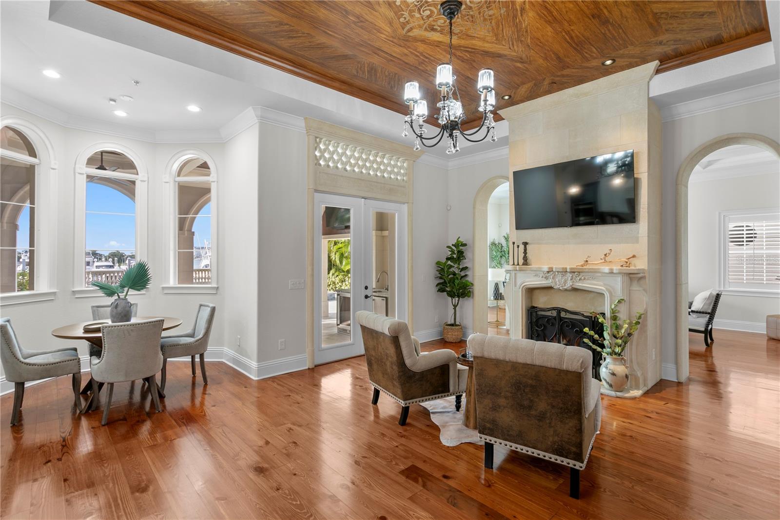 Listing photo id 4 for 5905 Beacon Shores Street