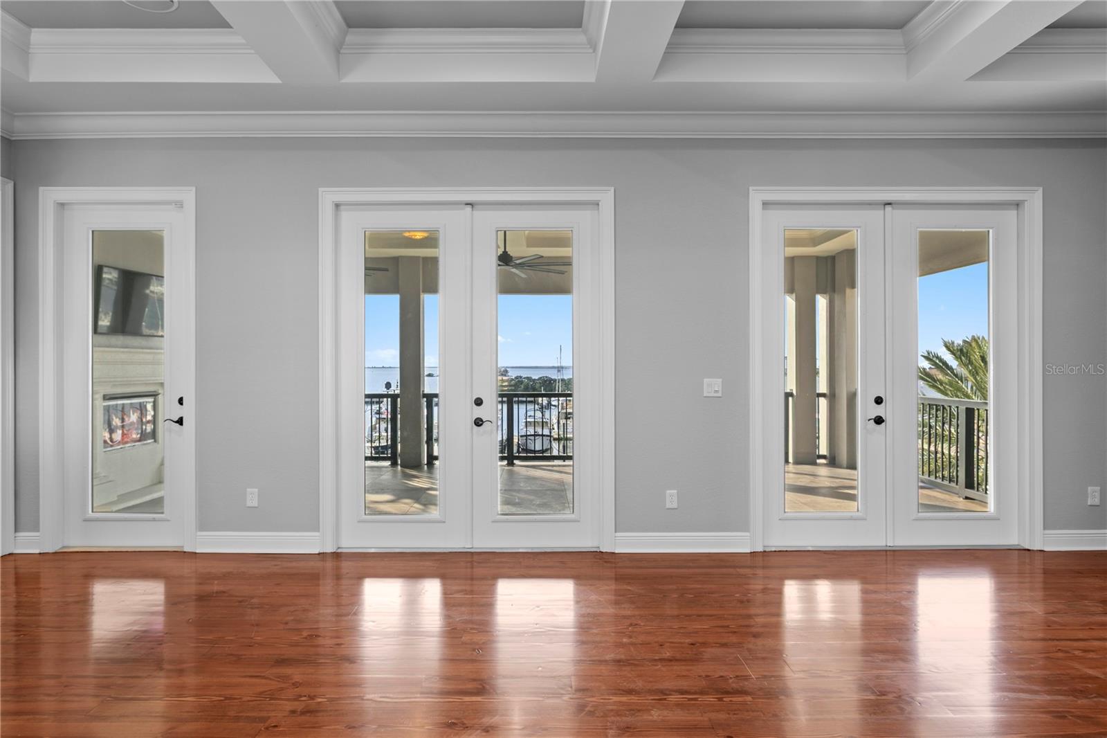 Listing photo id 65 for 5905 Beacon Shores Street