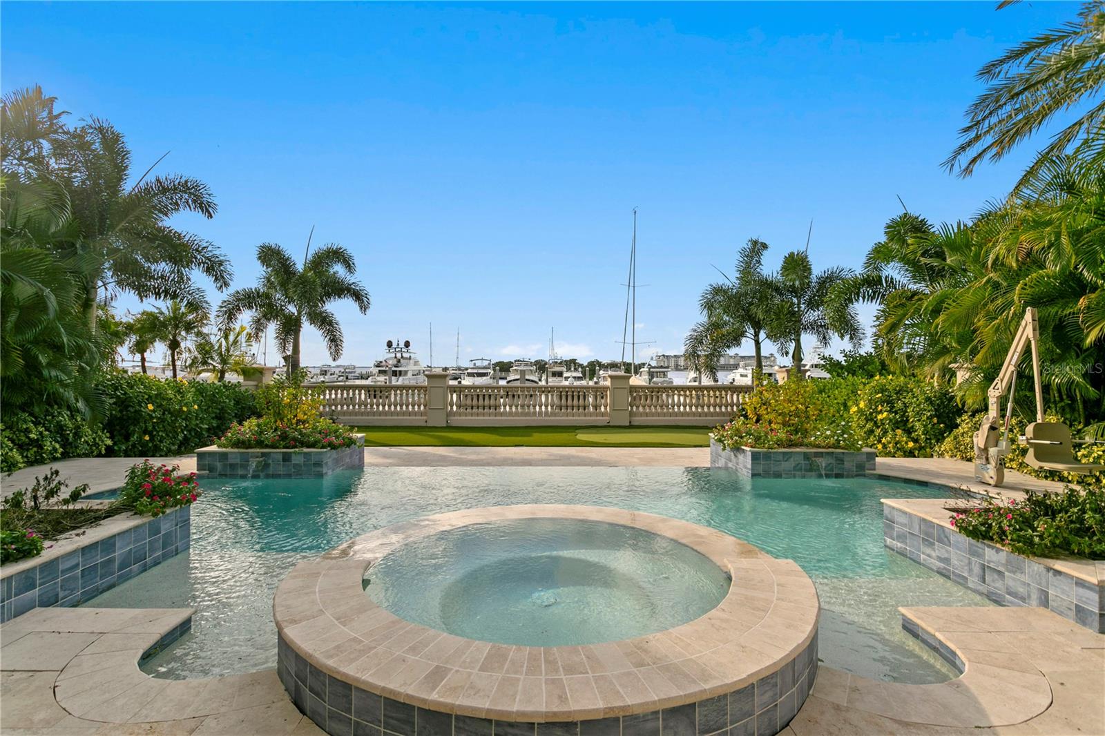 Listing photo id 80 for 5905 Beacon Shores Street