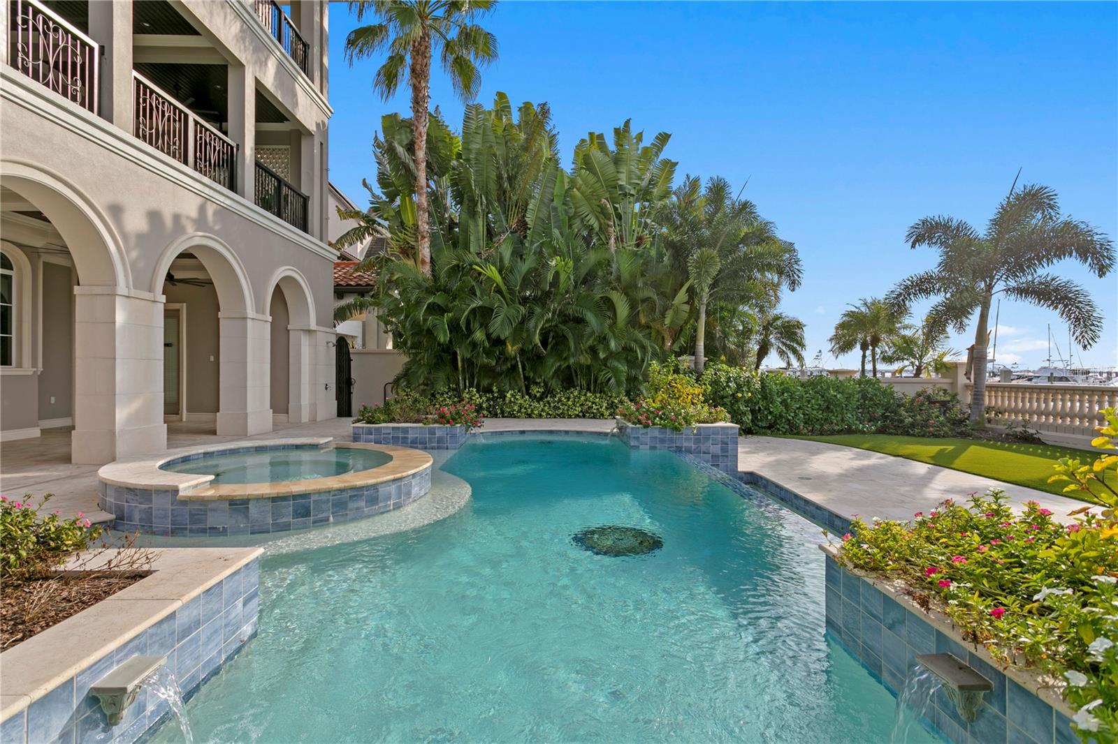 Listing photo id 81 for 5905 Beacon Shores Street