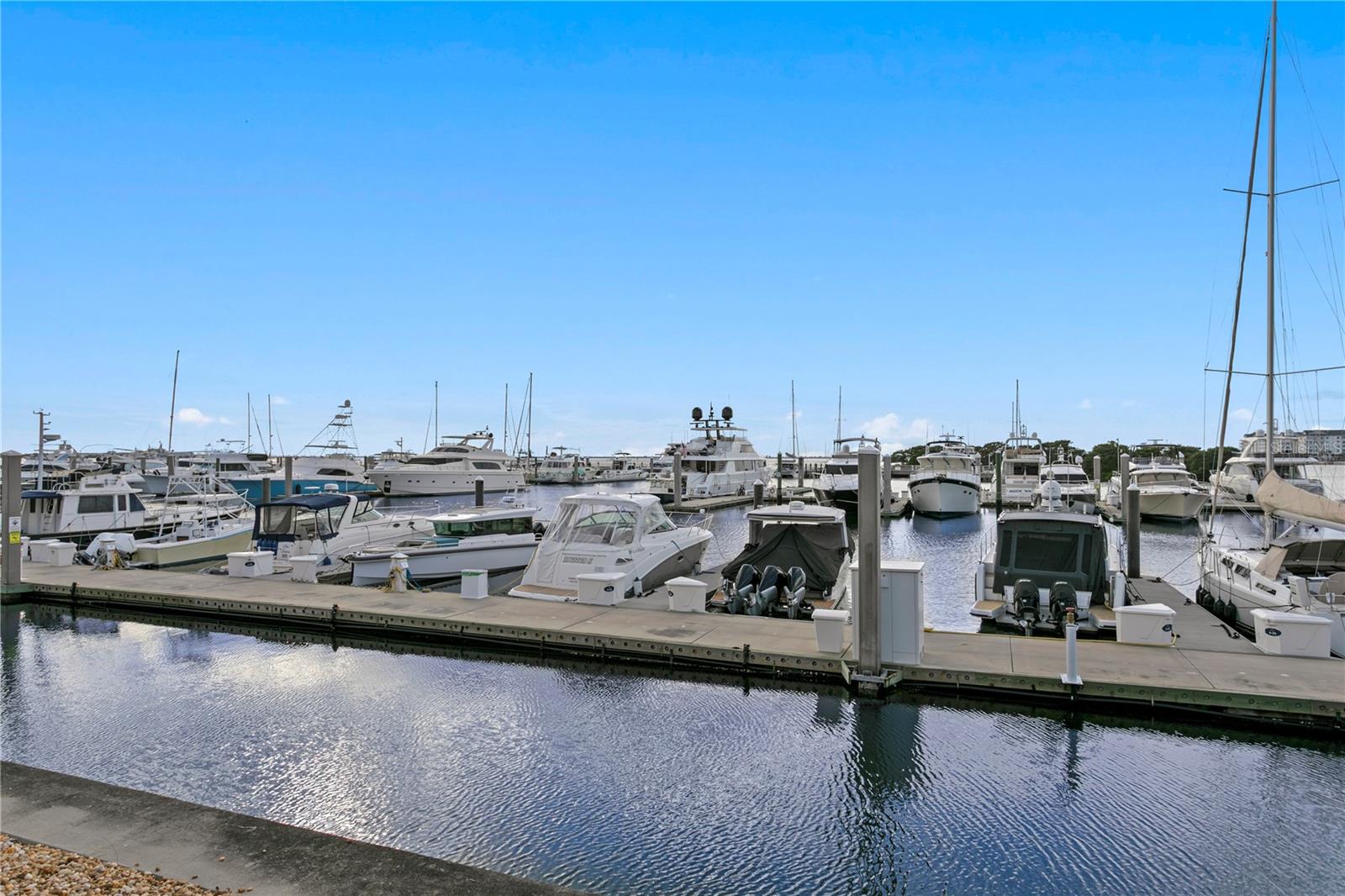 Listing photo id 85 for 5905 Beacon Shores Street