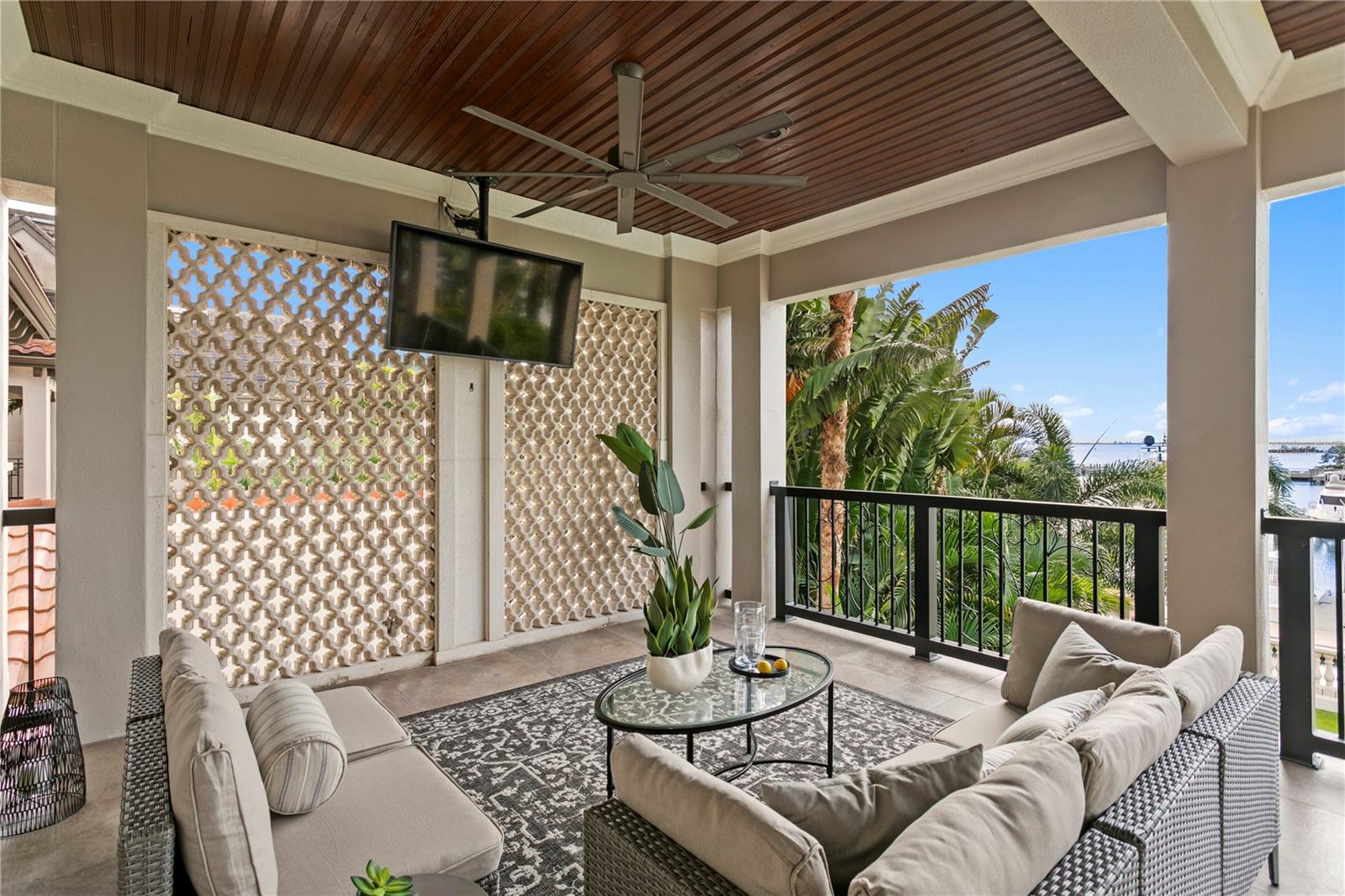 Listing photo id 7 for 5905 Beacon Shores Street