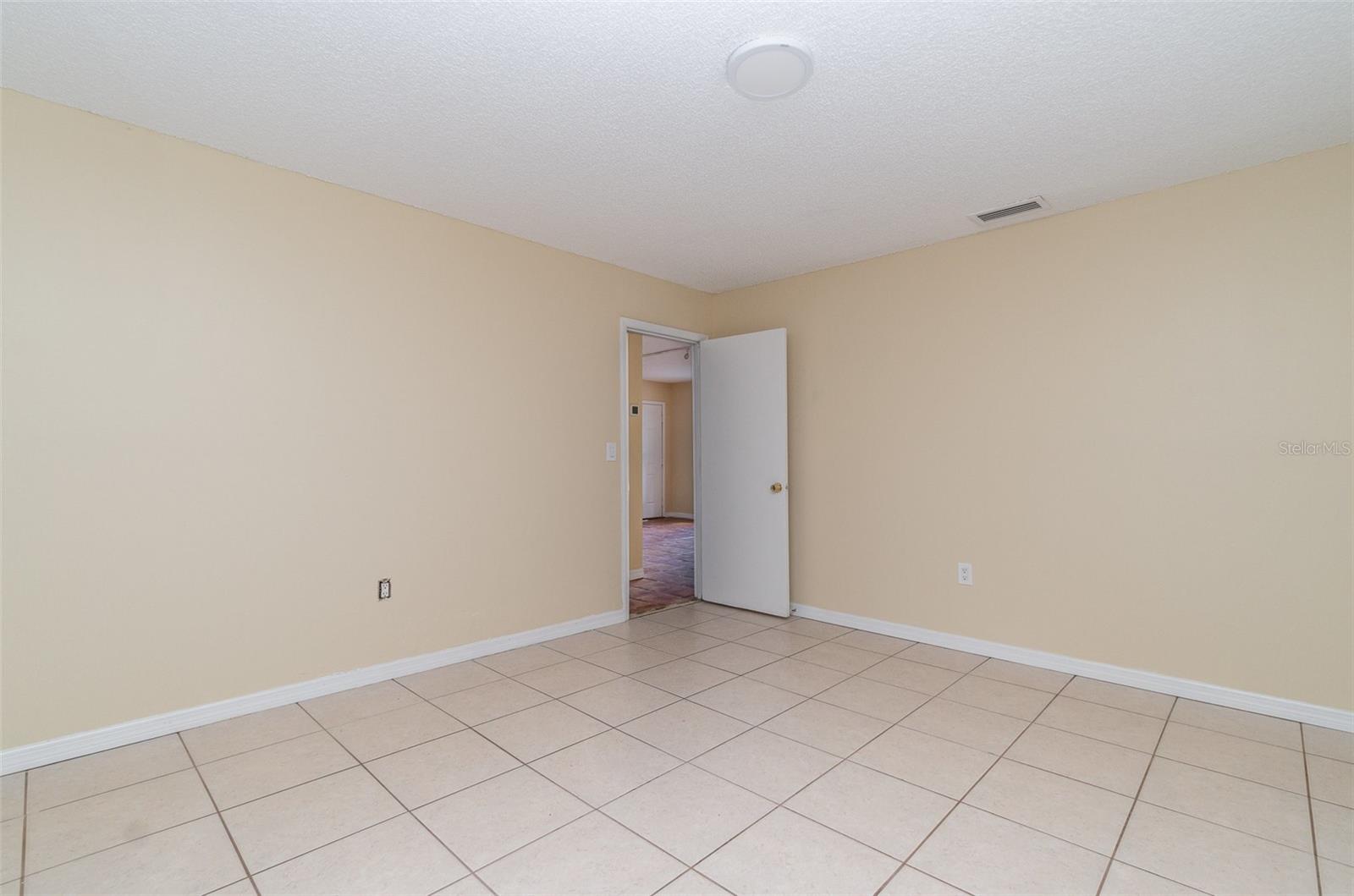 Image 18 of 23 For 4651 Summerwind Drive 26