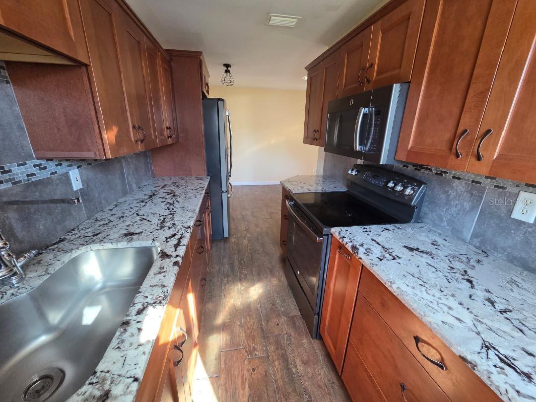 Image 16 of 20 For 36627 Eiland Boulevard