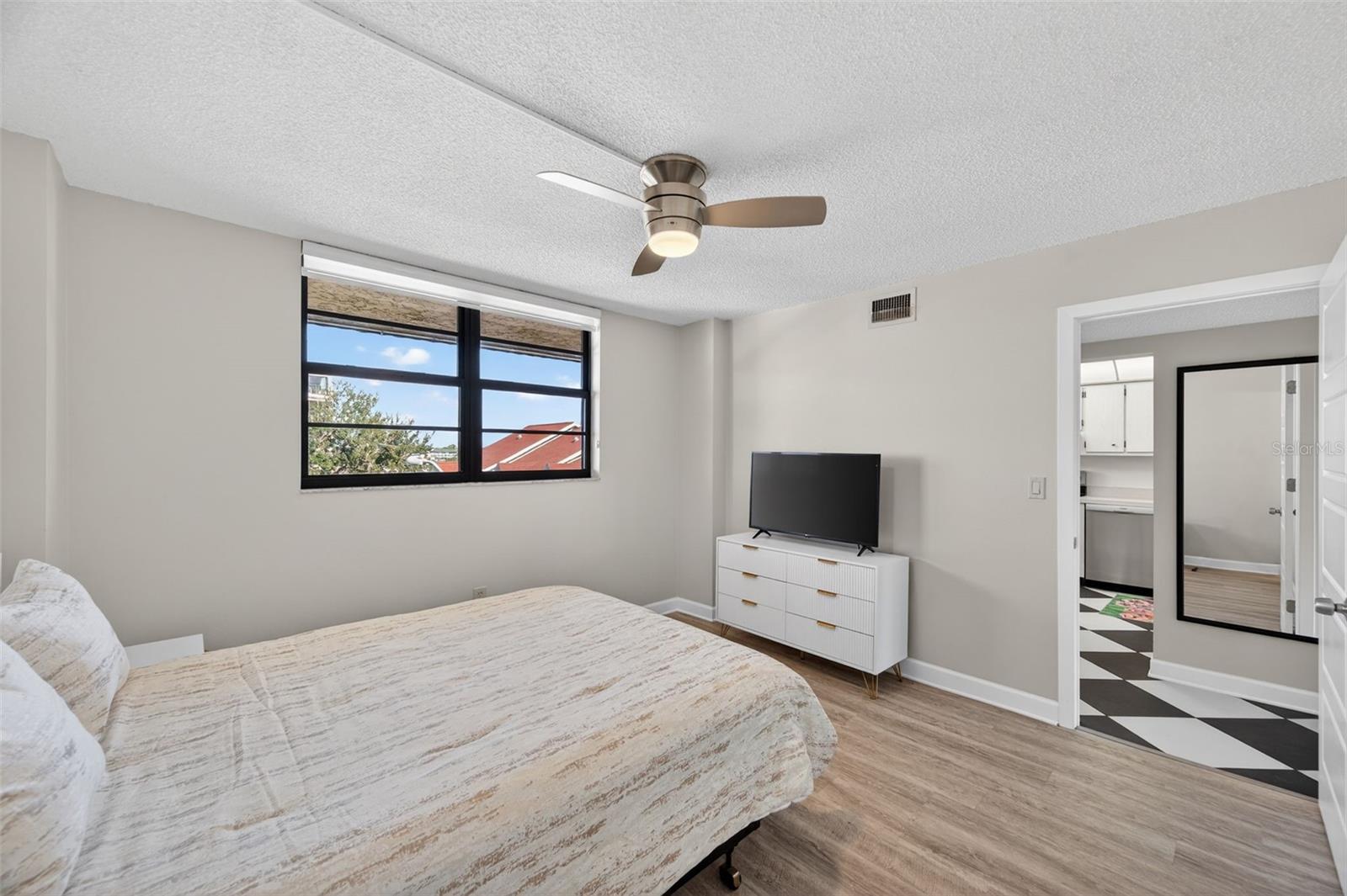 Image 24 of 52 For 19701 Gulf Boulevard 404