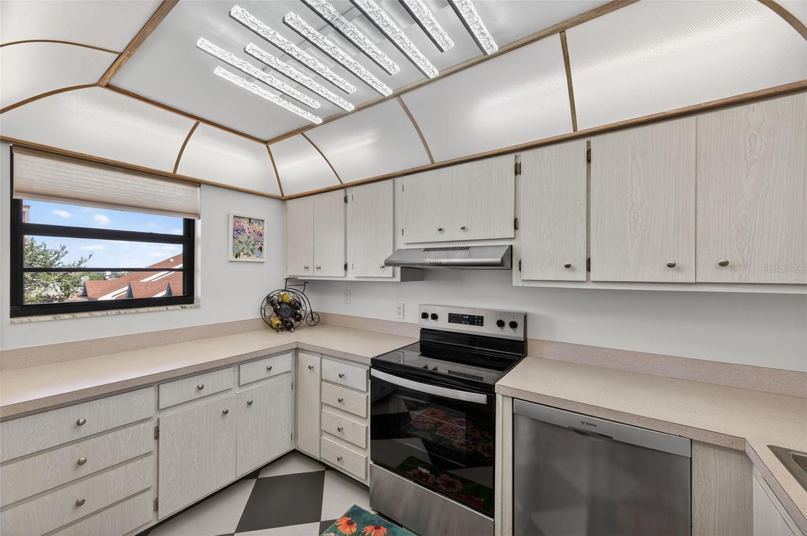 Image 30 of 52 For 19701 Gulf Boulevard 404