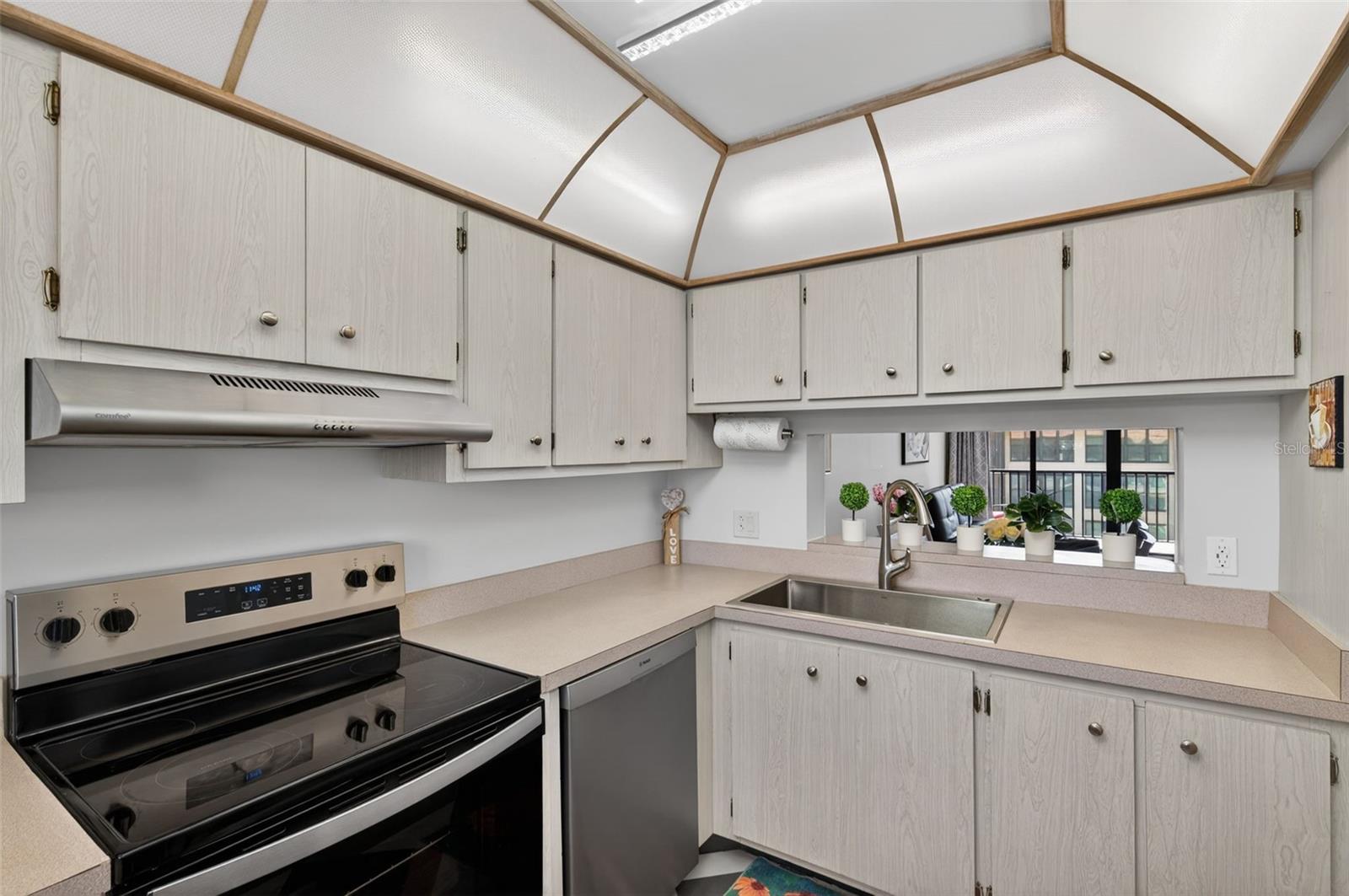 Image 31 of 52 For 19701 Gulf Boulevard 404