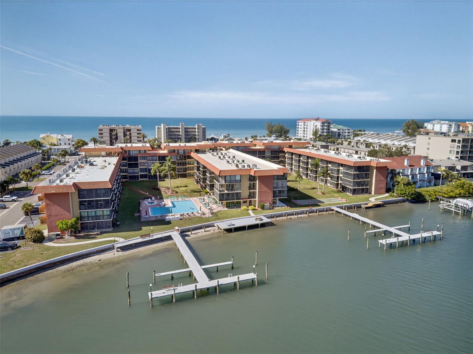 Image 41 of 52 For 19701 Gulf Boulevard 404