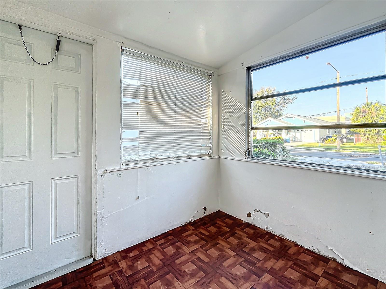 Image 16 of 24 For 1318 Preston Street S