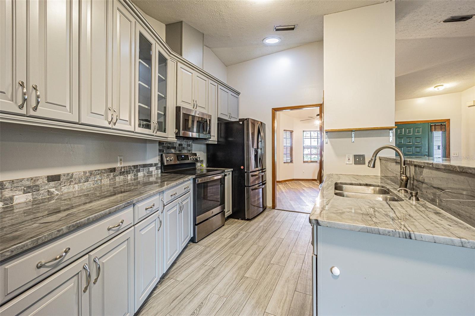 Listing photo id 8 for 710 Millifold Place