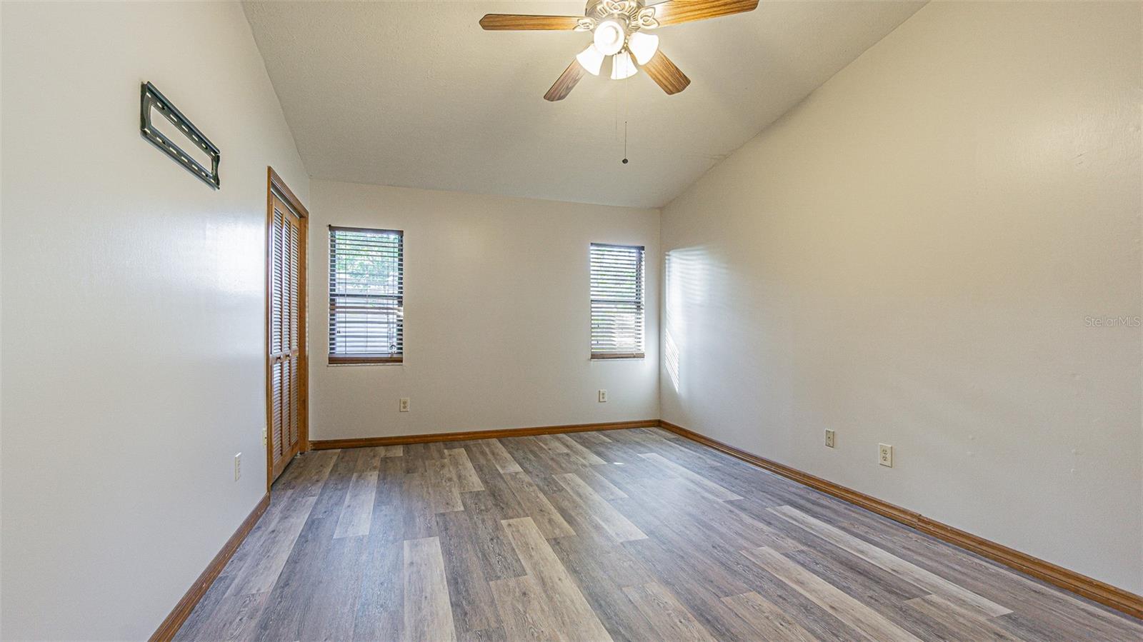 Listing photo id 15 for 710 Millifold Place