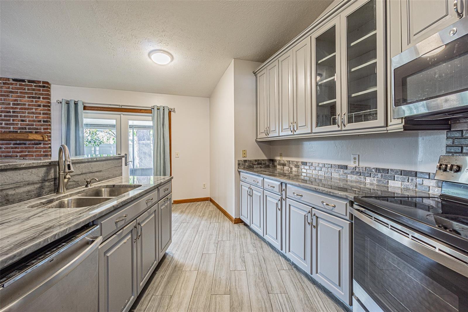 Listing photo id 7 for 710 Millifold Place