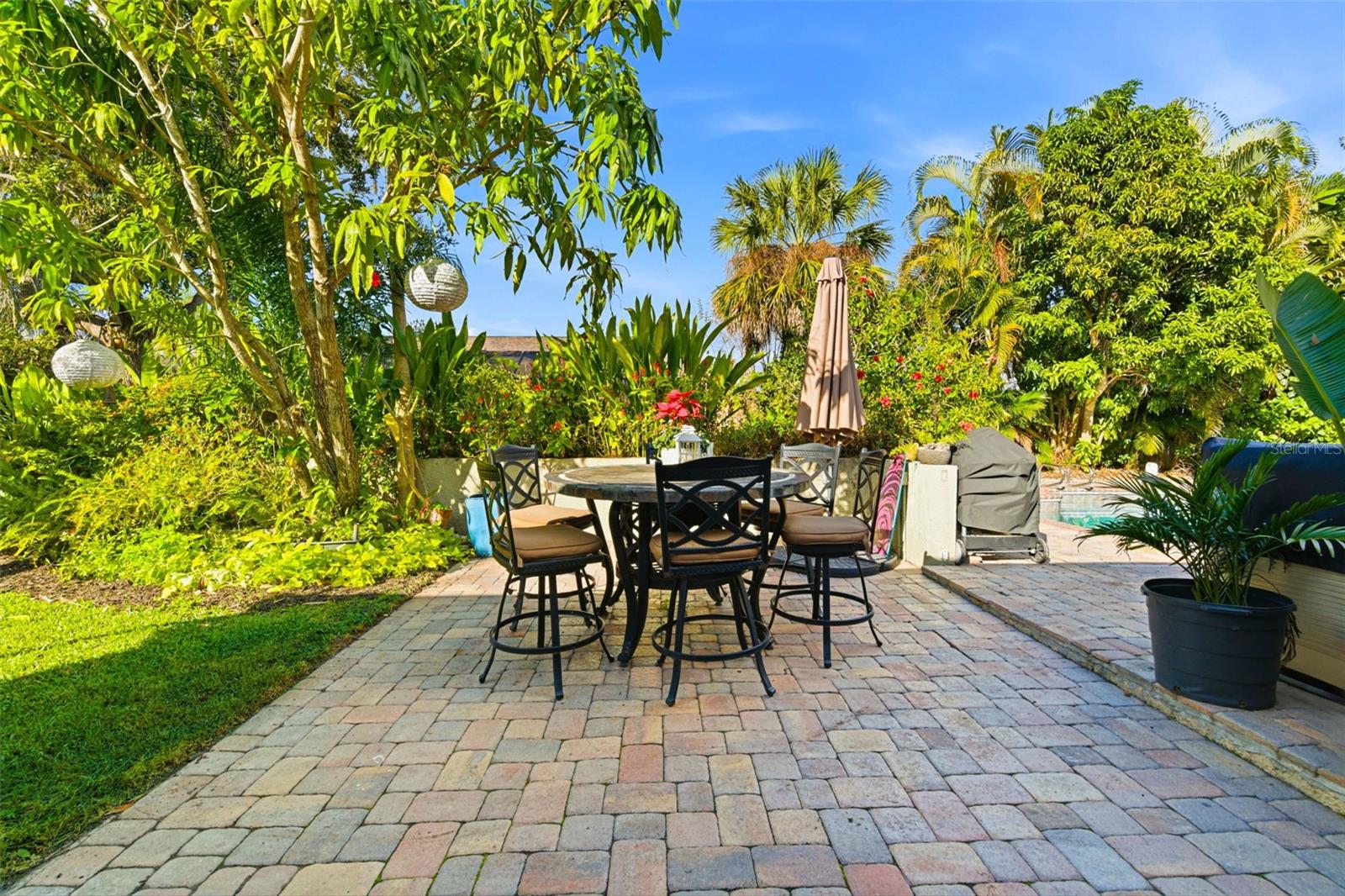 Listing photo id 11 for 5026 Barrowe Drive