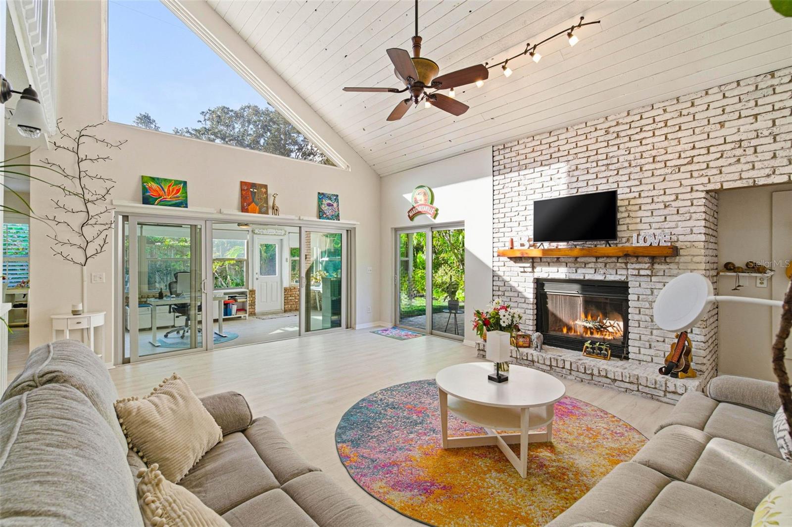 Listing photo id 1 for 5026 Barrowe Drive