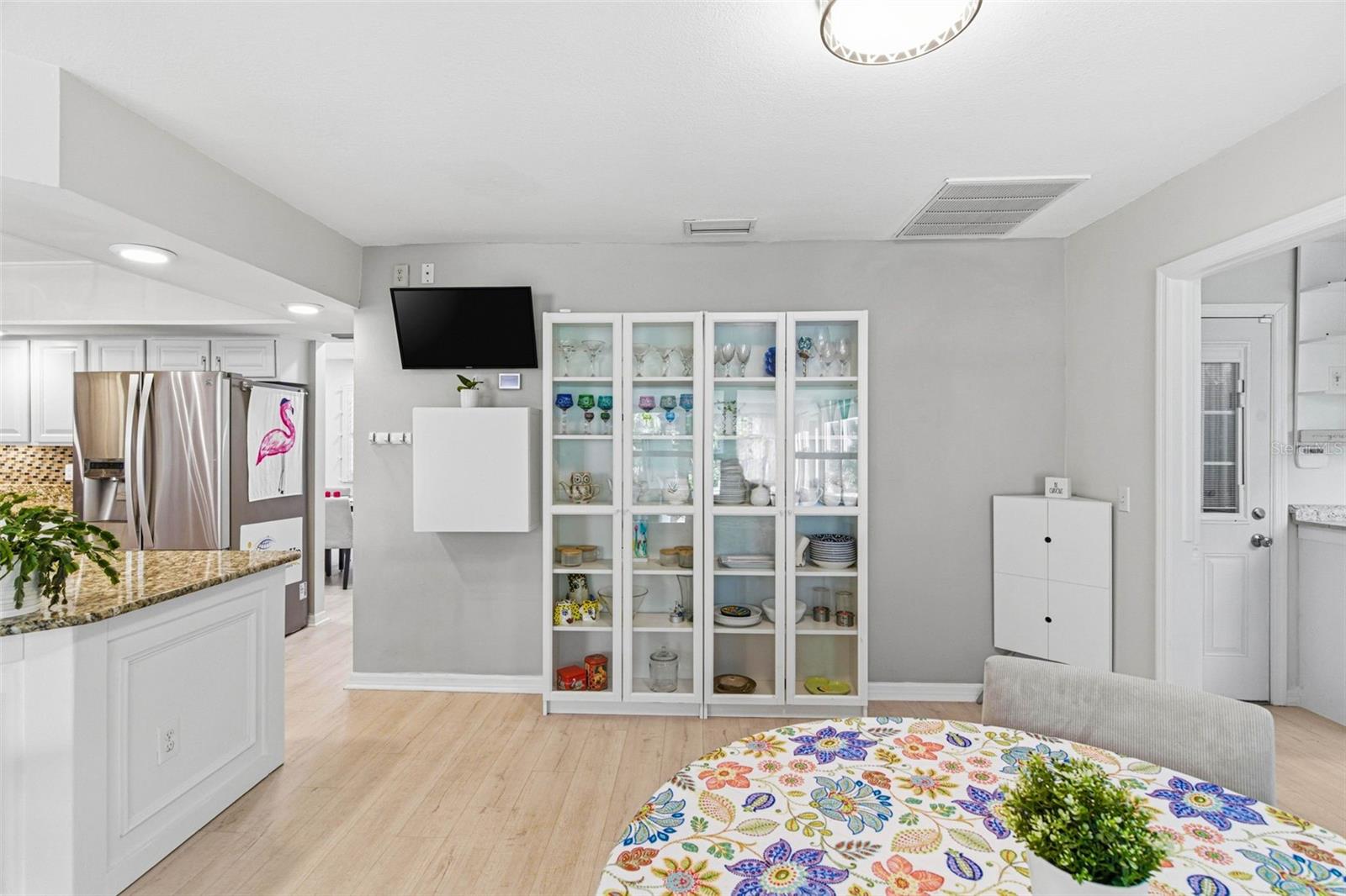 Listing photo id 32 for 5026 Barrowe Drive