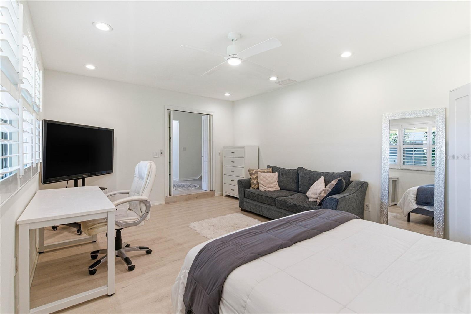 Listing photo id 47 for 5026 Barrowe Drive