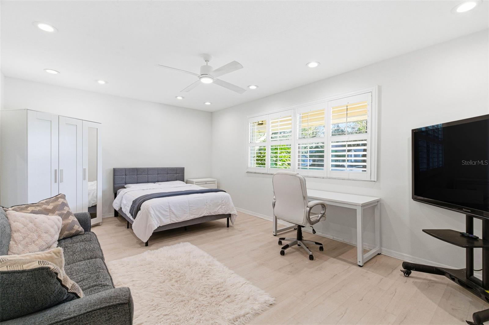 Listing photo id 48 for 5026 Barrowe Drive