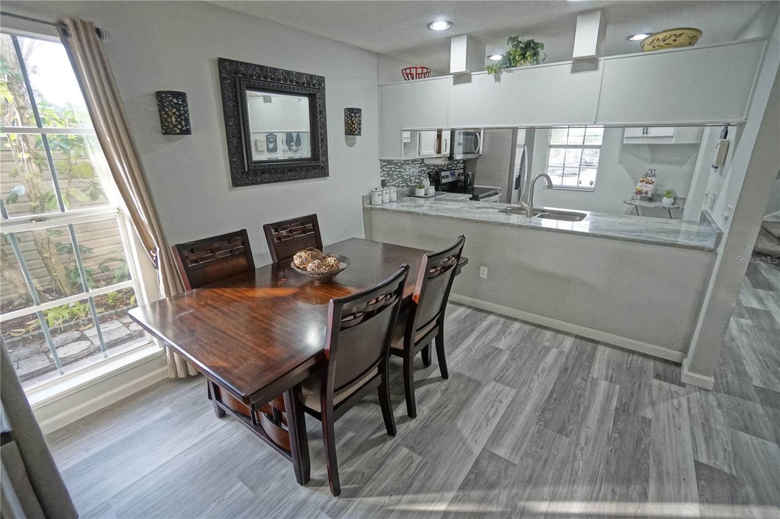 Image 11 of 45 For 6924 Lakeview Court