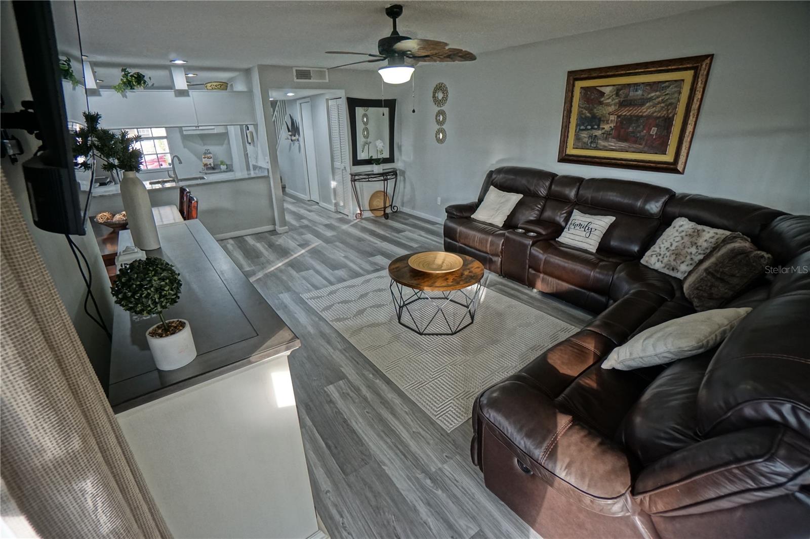 Image 14 of 45 For 6924 Lakeview Court