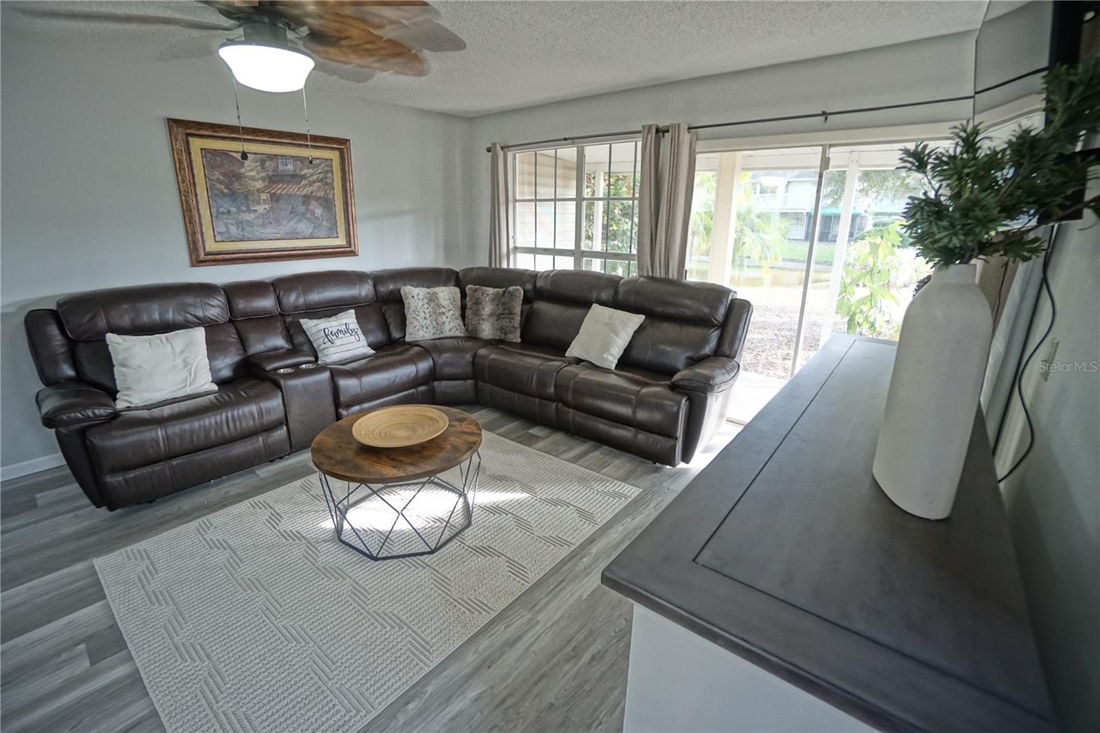 Image 15 of 45 For 6924 Lakeview Court