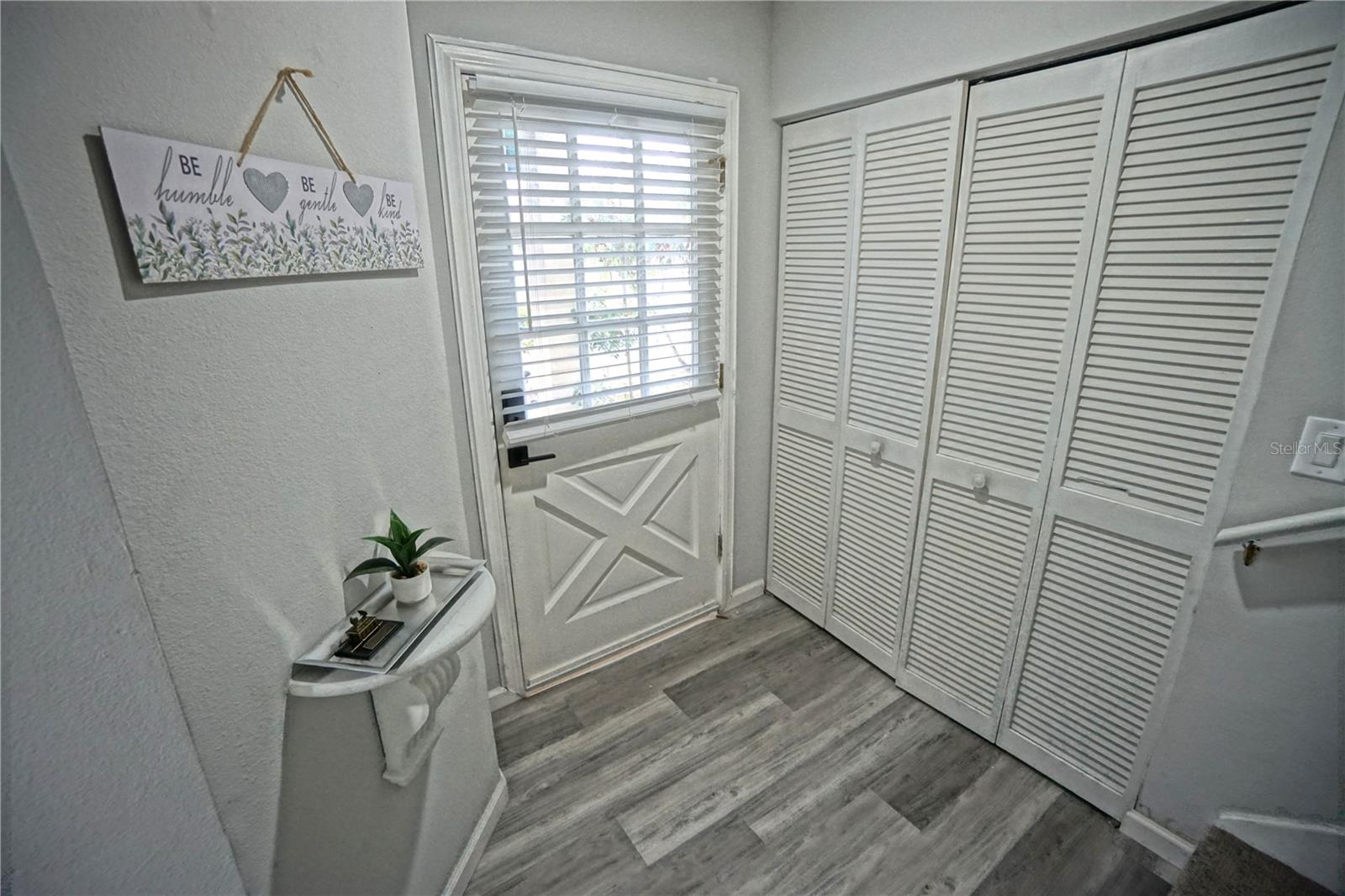 Image 3 of 45 For 6924 Lakeview Court