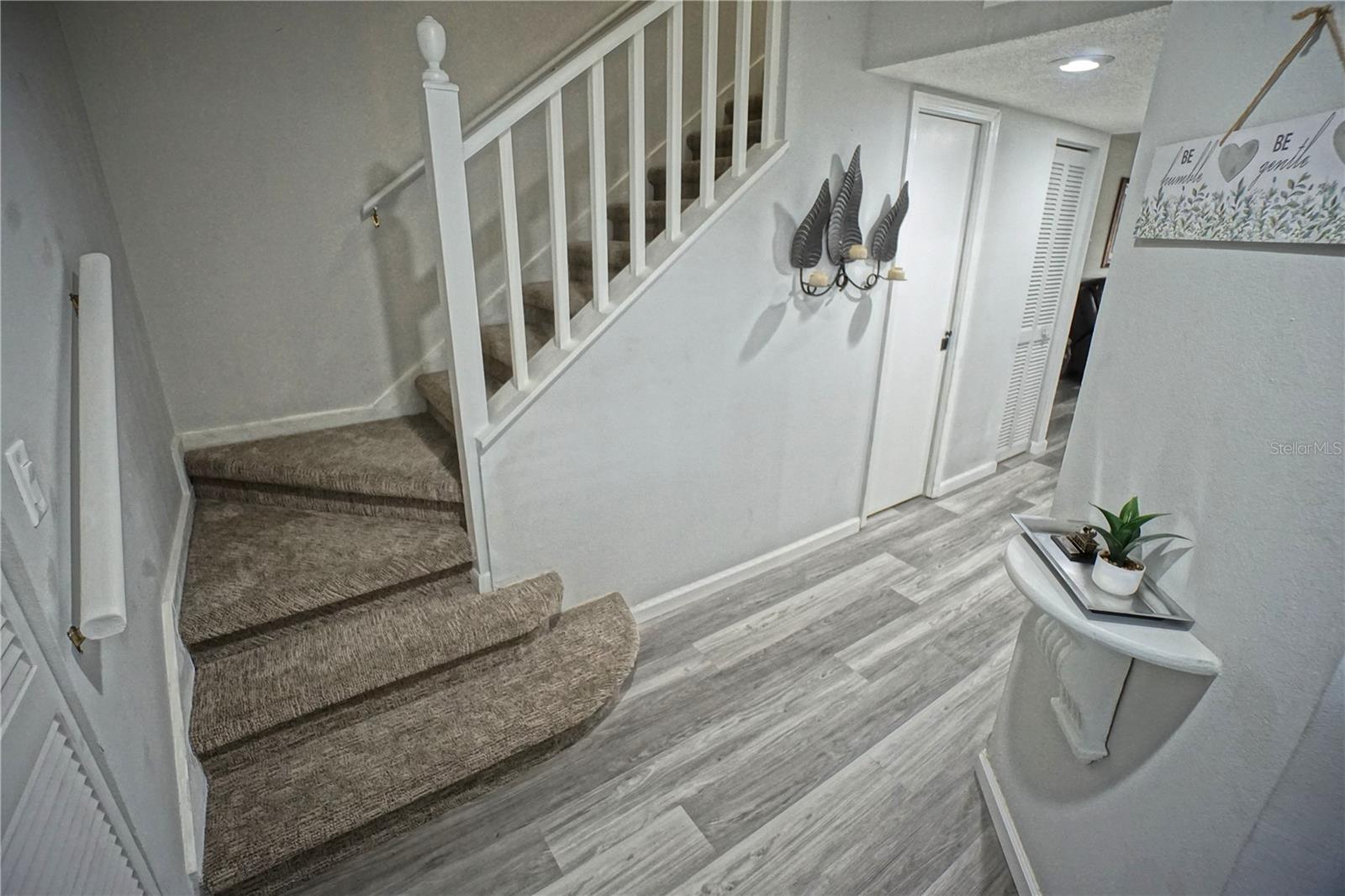 Image 4 of 45 For 6924 Lakeview Court