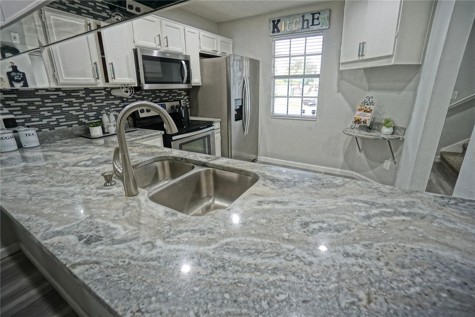 Image 6 of 45 For 6924 Lakeview Court