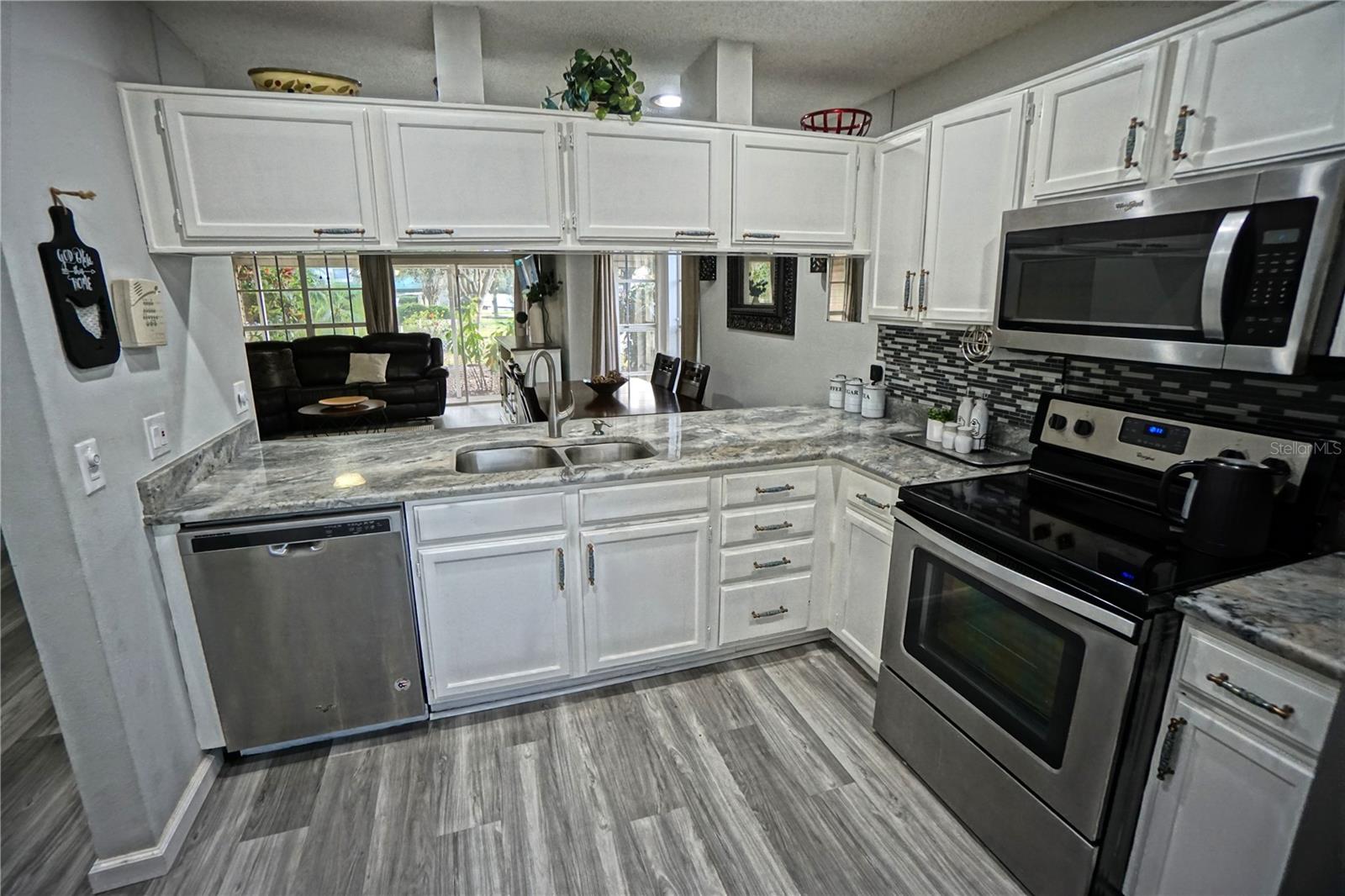 Image 9 of 45 For 6924 Lakeview Court