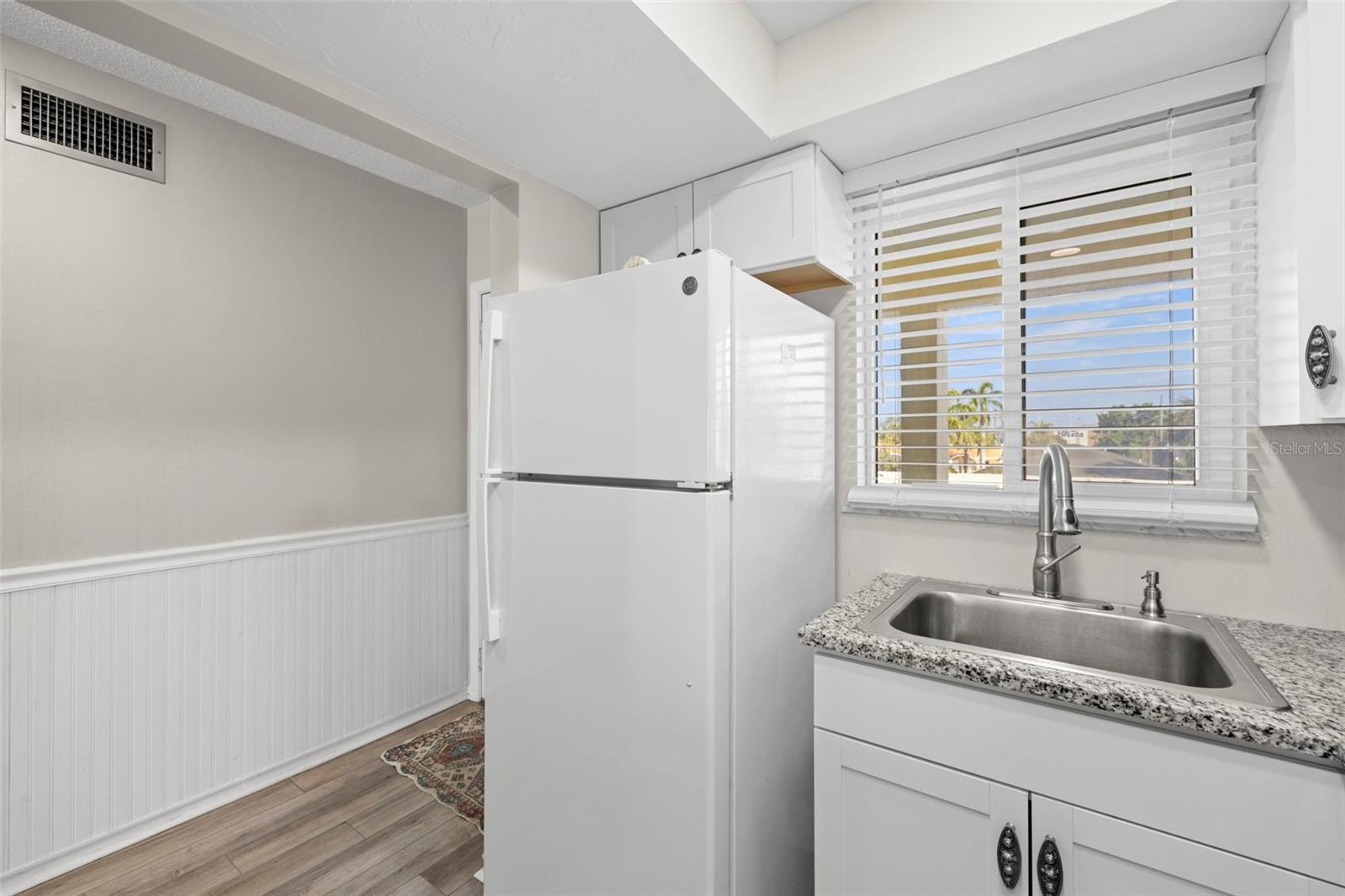 Image 18 of 37 For 6767 Sunset Way 206