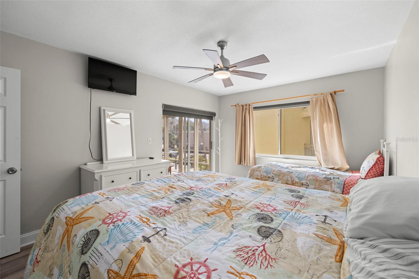 Image 20 of 37 For 6767 Sunset Way 206