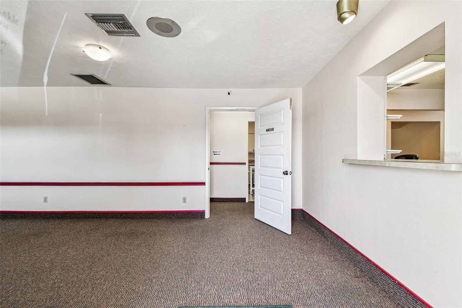 Listing photo id 11 for 321 Lincoln Avenue