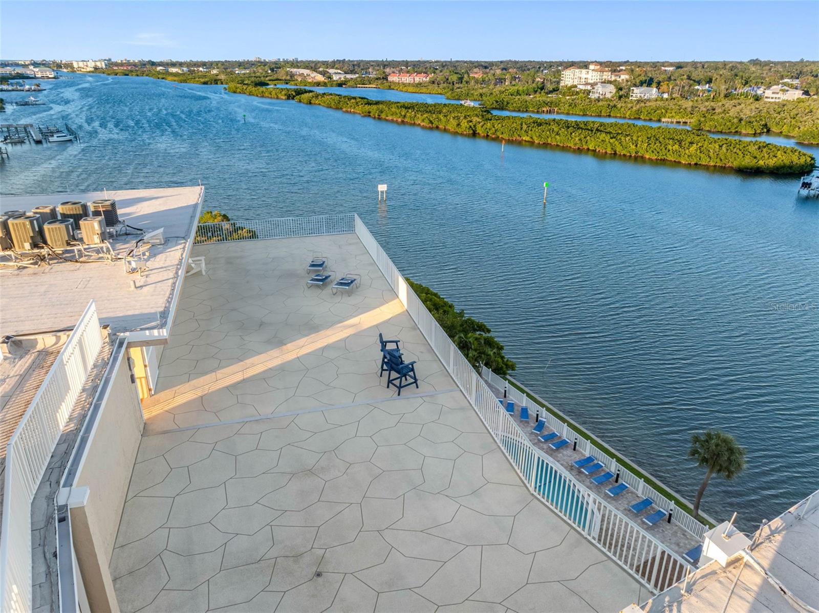 Image 67 of 84 For 19451 Gulf Boulevard 706