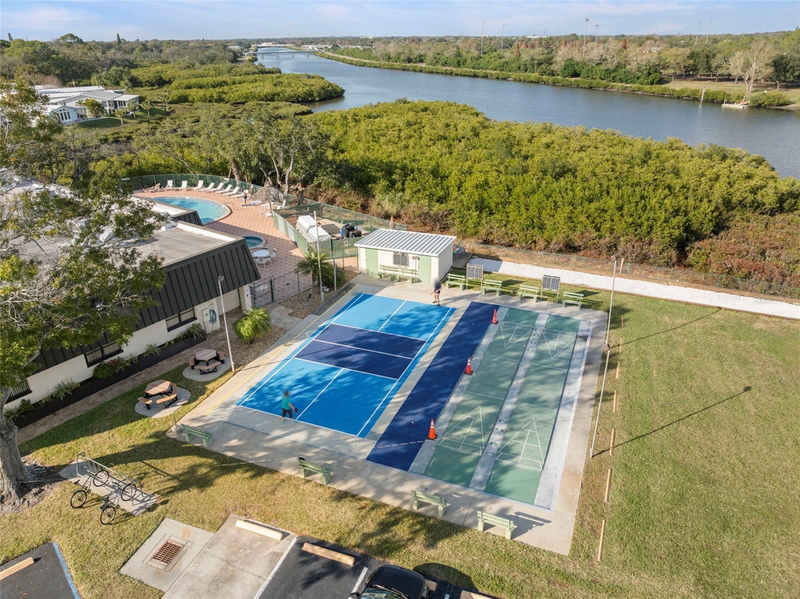 Image 10 of 47 For 160 Clubview Drive