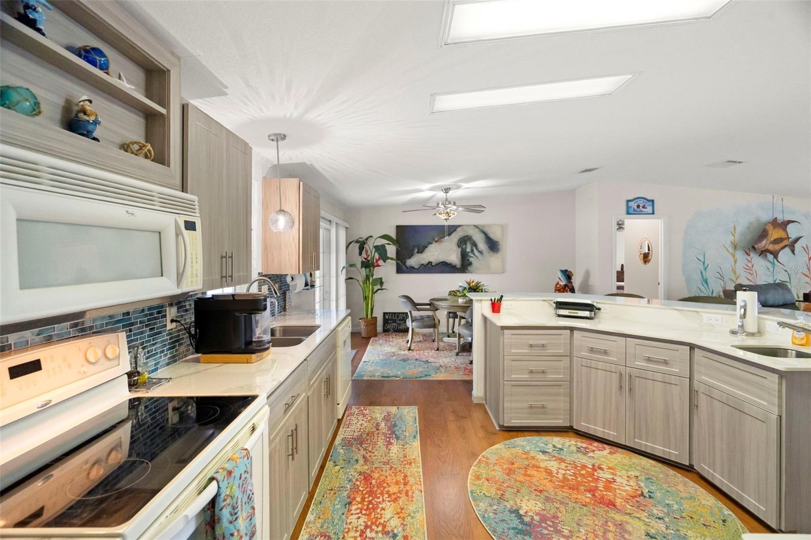 Image 21 of 47 For 160 Clubview Drive