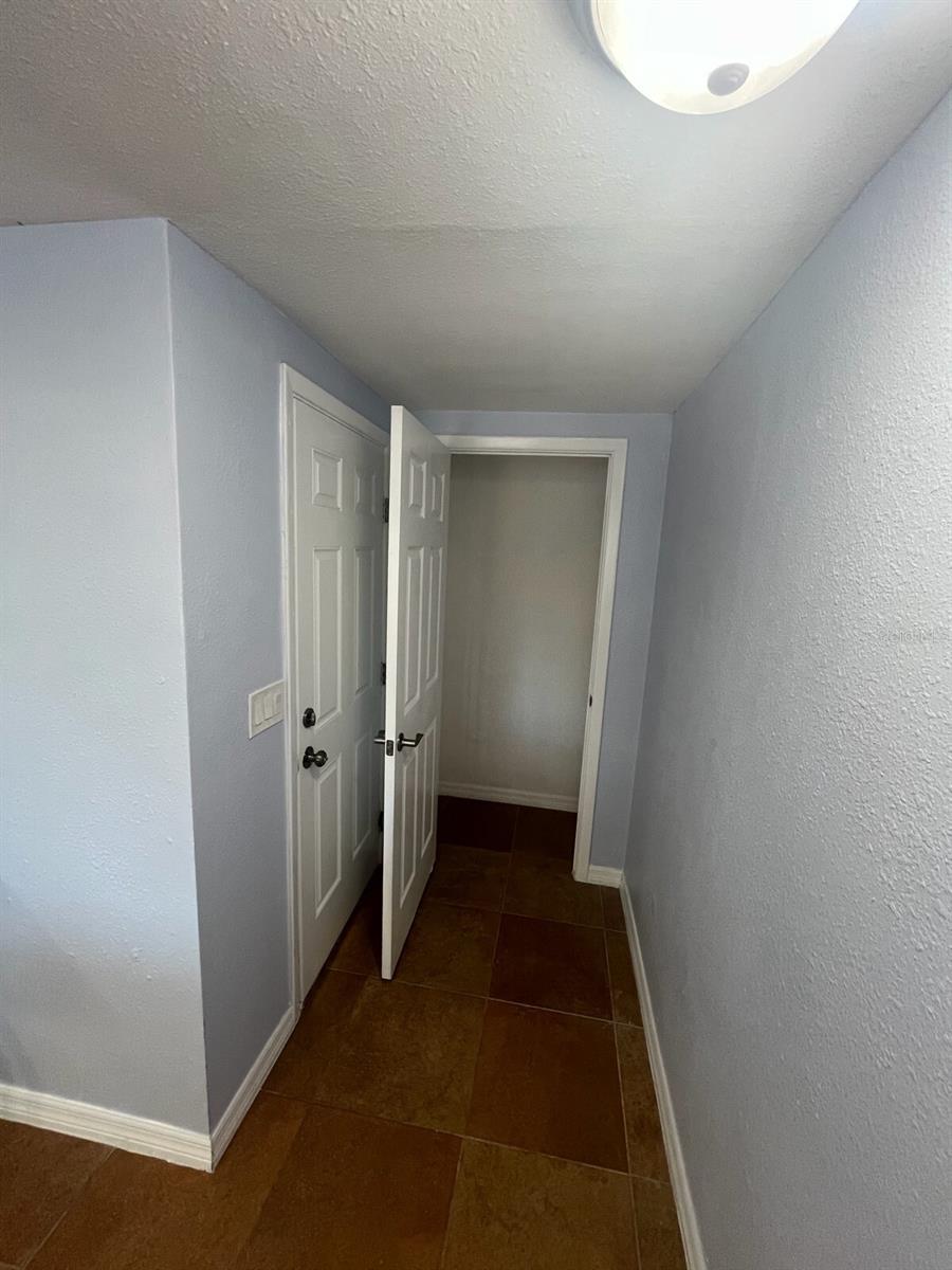 Listing photo id 9 for 3631 Grayton Drive