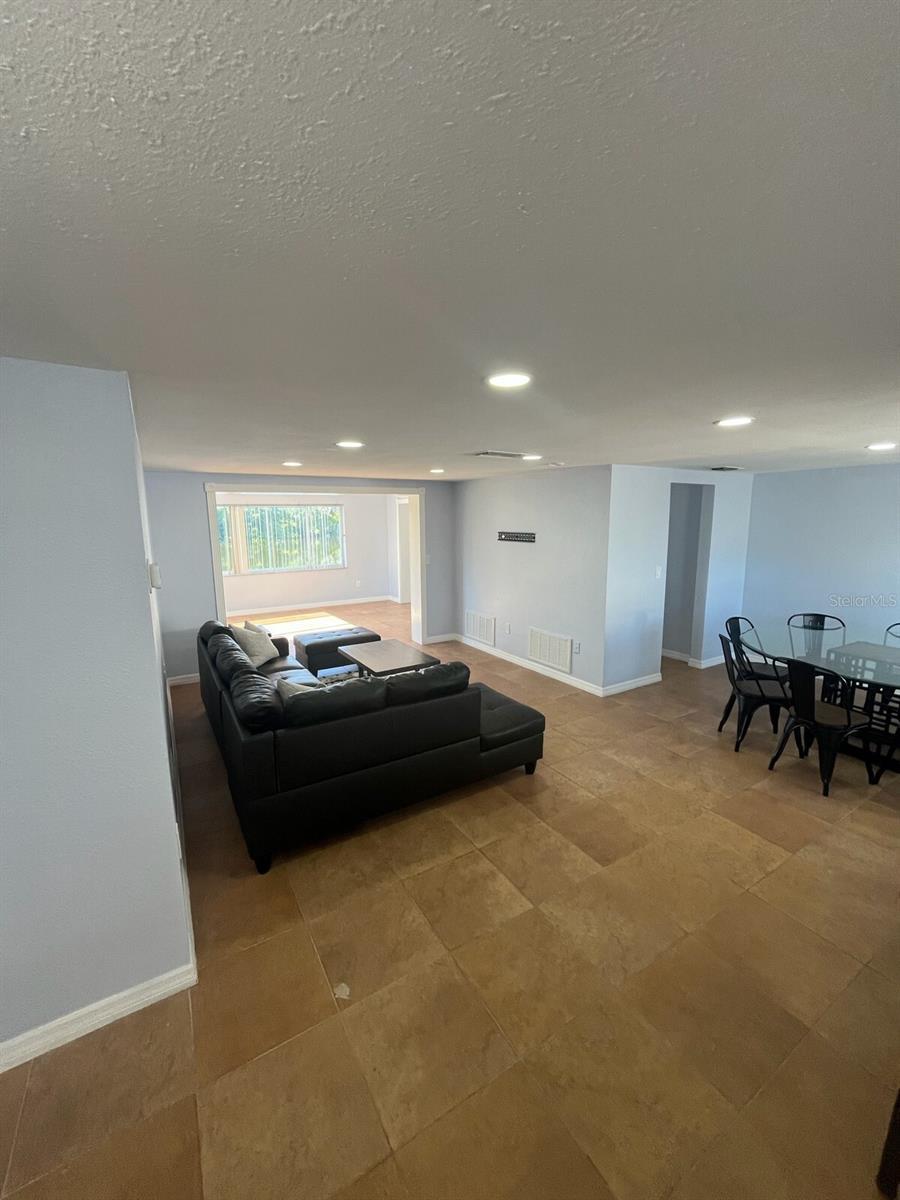 Listing photo id 10 for 3631 Grayton Drive