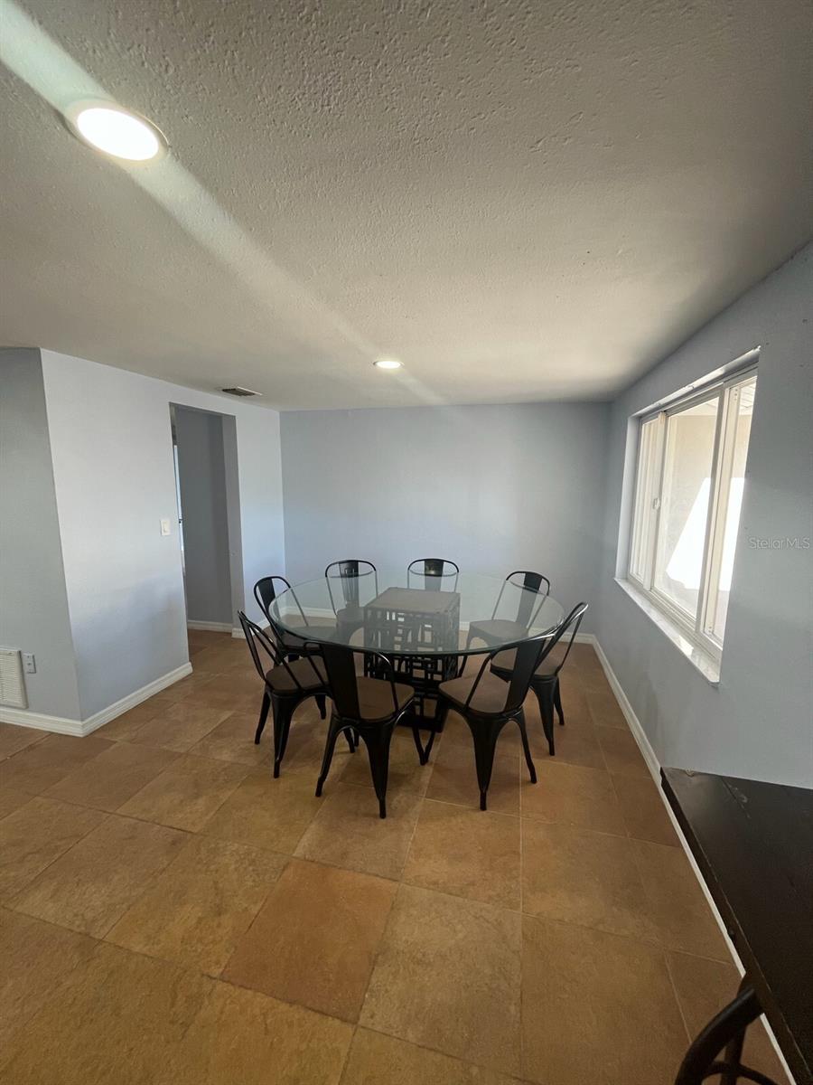 Listing photo id 11 for 3631 Grayton Drive