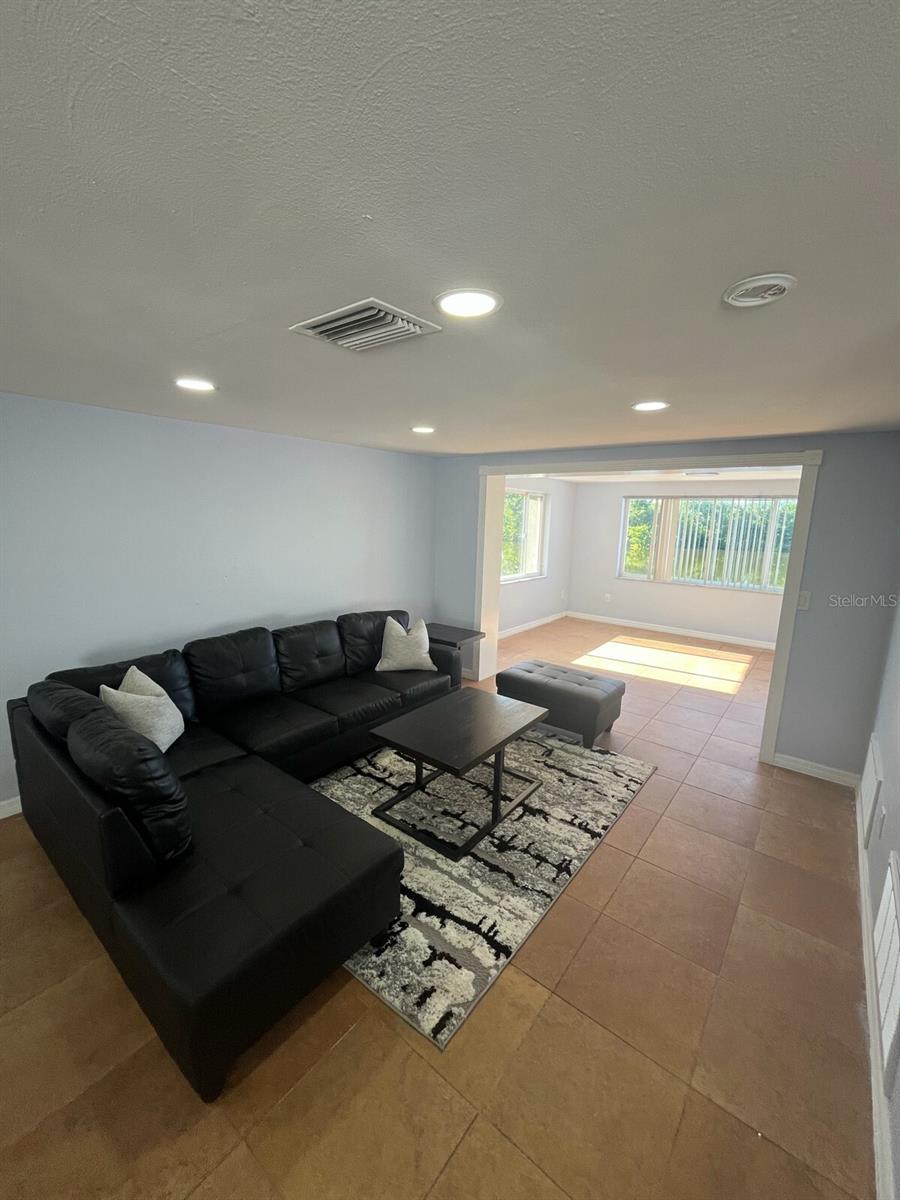 Listing photo id 12 for 3631 Grayton Drive