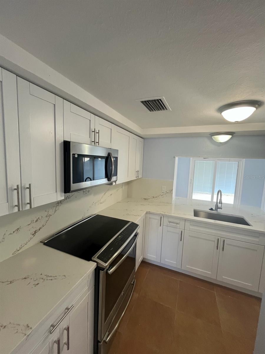 Listing photo id 14 for 3631 Grayton Drive