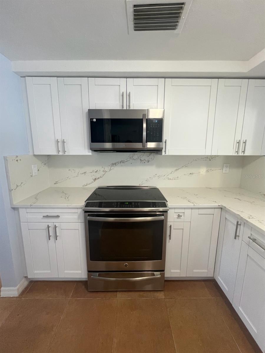 Listing photo id 15 for 3631 Grayton Drive