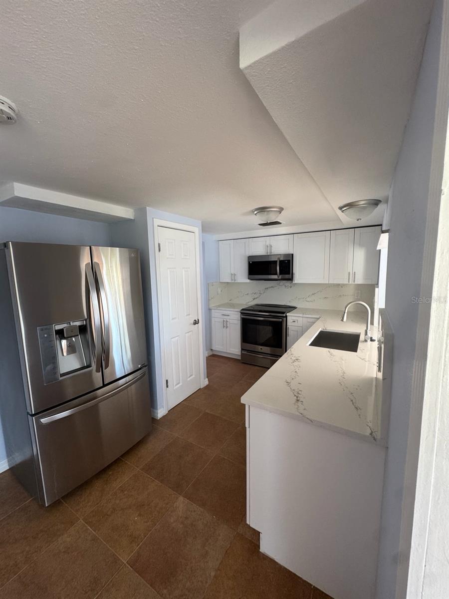 Listing photo id 16 for 3631 Grayton Drive