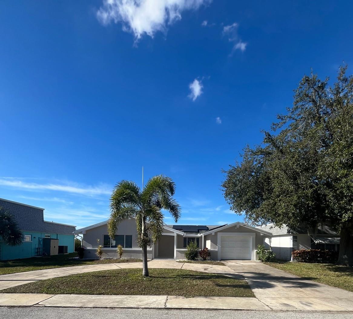 Listing photo id 0 for 3631 Grayton Drive