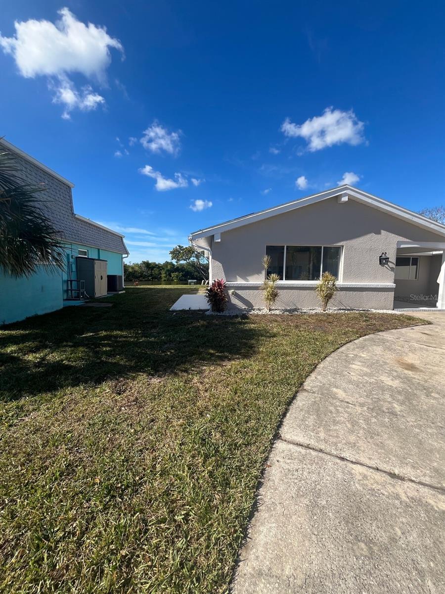 Listing photo id 5 for 3631 Grayton Drive