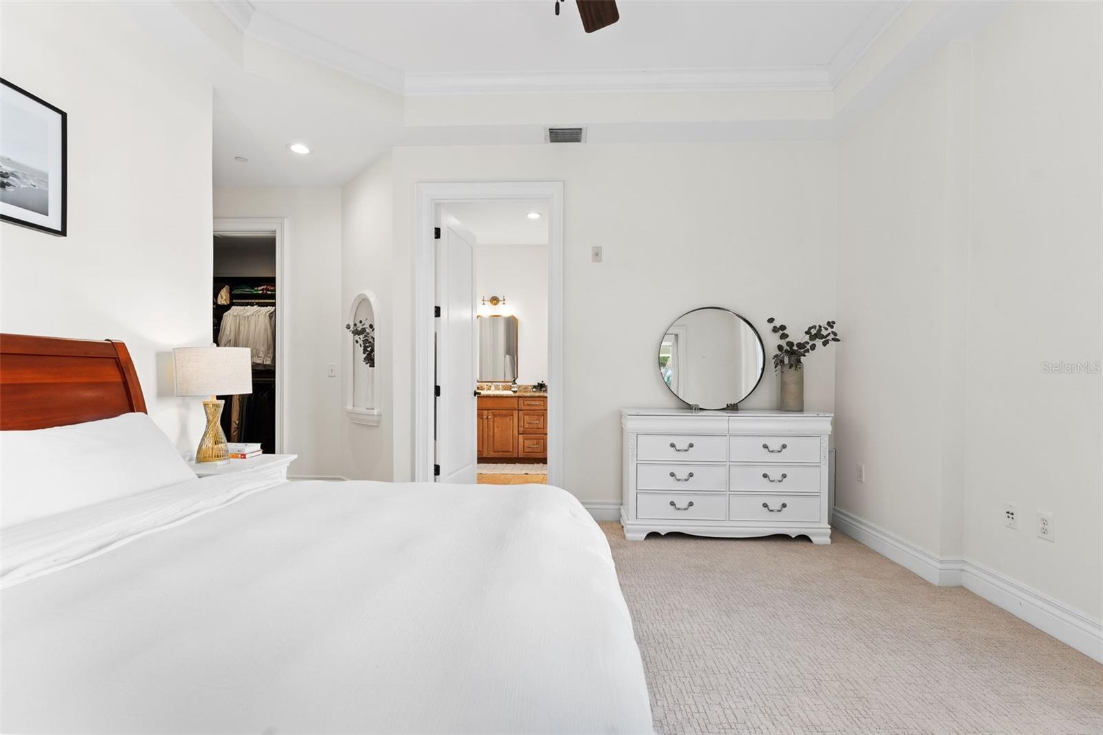 Listing photo id 13 for 610 Rome Avenue 203