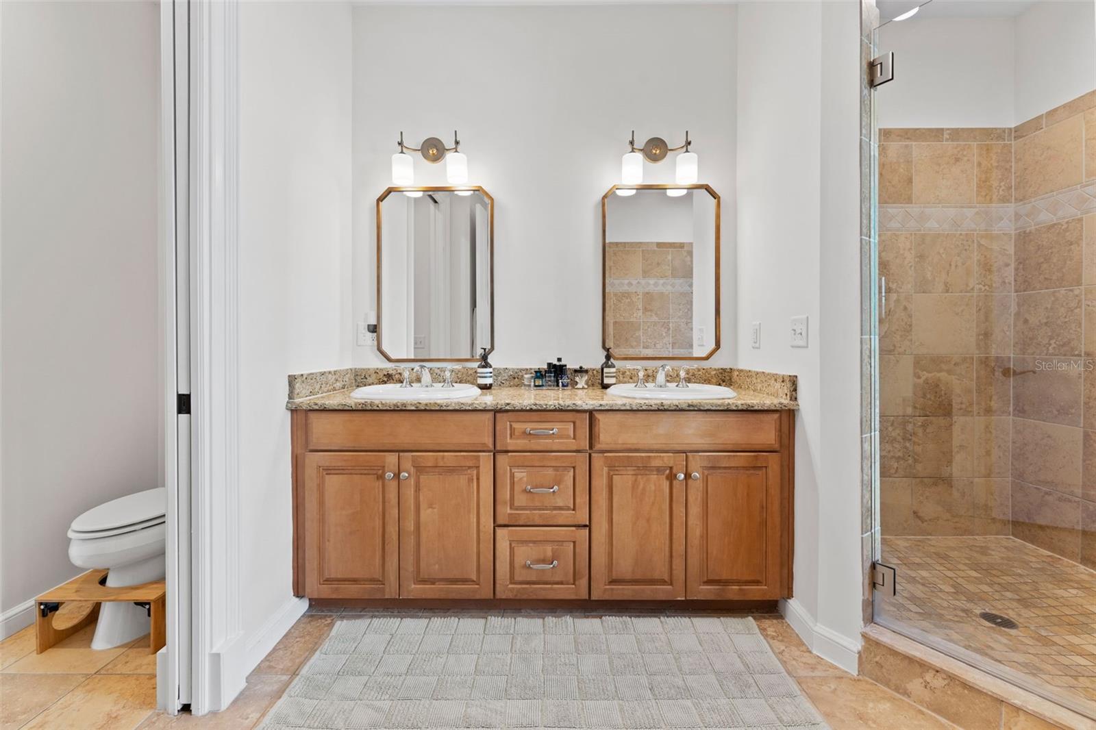 Listing photo id 14 for 610 Rome Avenue 203