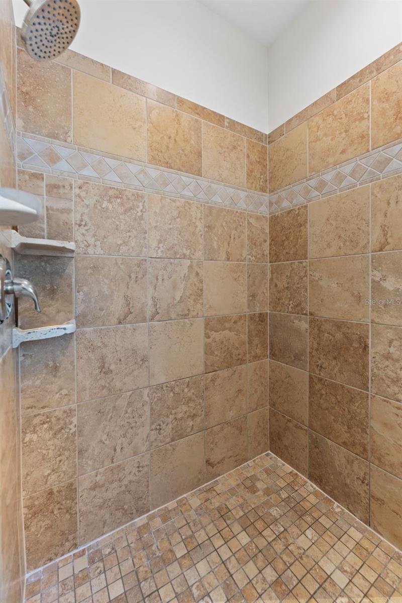 Listing photo id 17 for 610 Rome Avenue 203