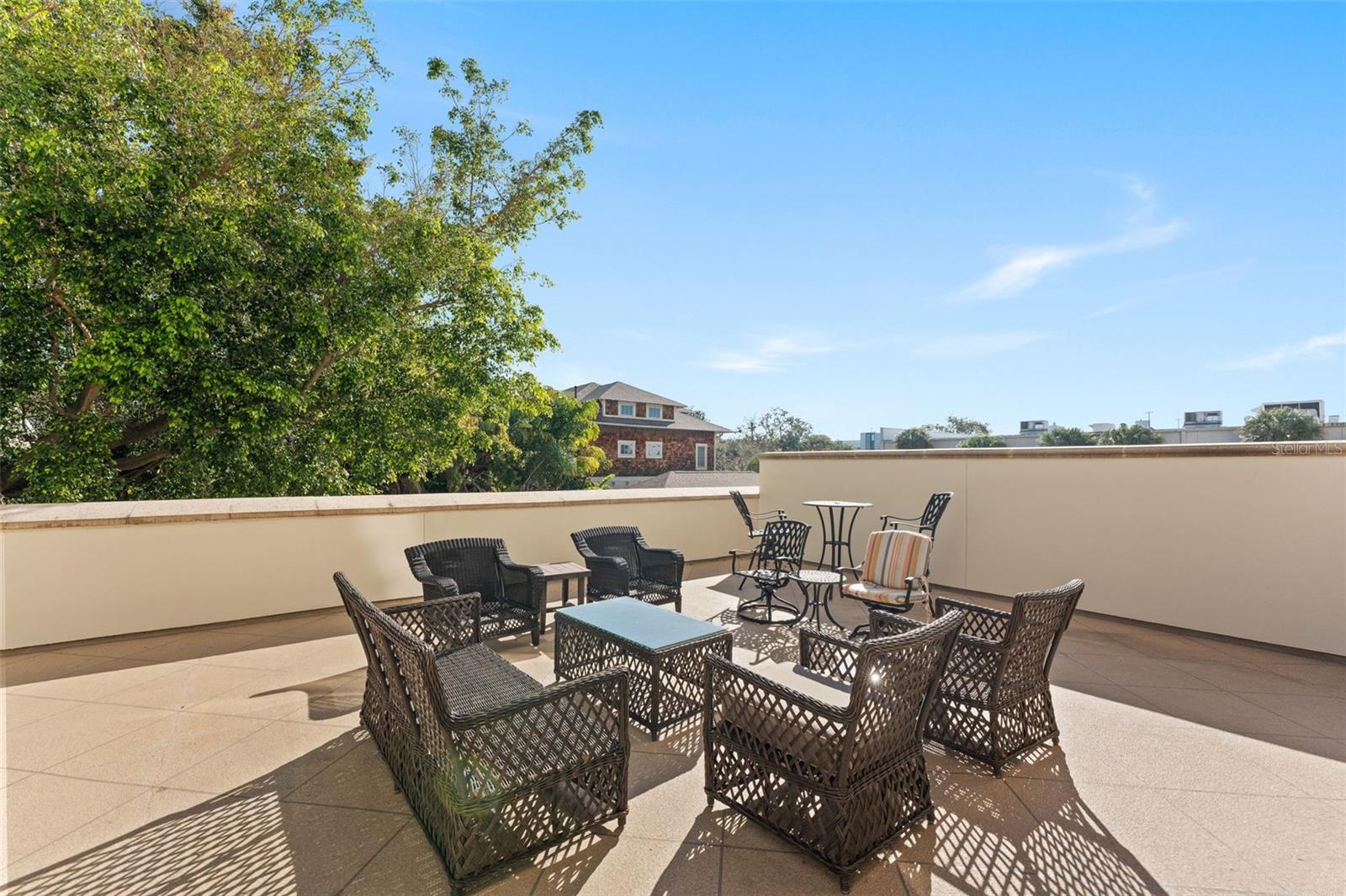 Listing photo id 33 for 610 Rome Avenue 203